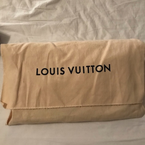 Louis Vuitton - Picture 2 of 10
